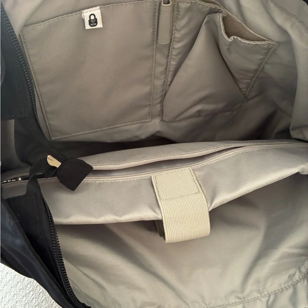 Baggallini Tote Messenger Travel Commuter Bag Black NWT